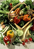 Verschiedene frische Gemüsesorten, teilweise in Korb