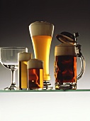Verschiedene volle Biergläser & ein leeres Glas