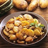 Herrengröstl (pan-cooked potato dish with veal and onions)