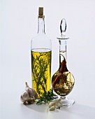 Eine Flasche Olivenöl mit Rosmarin & Flasche Kräuteressig