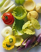 Gemüse als Behälter-ausgehöhlte Gemüsesorten & Wirsingblätter