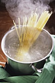Spaghetti in Topf mit sprudelnd kochendem Wasser