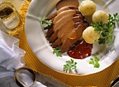 Hasenbraten (einige Scheiben) mit Klössen & Johannisbeergelee