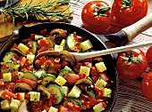 Bunter Gemüseeintopf mit Tomaten, Zucchini, Kartoffeln u.a.