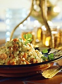 Möhren-Couscous mit frischer Petersilie auf Teller