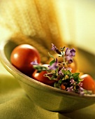 Tomaten mit Salbei & Nudeln in Schale