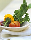 Frischer Spinat, Tomate & Ringelblume auf Steinteller