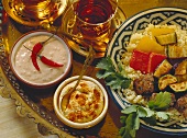 Marokkanisches Fondue mit Lammfleisch auf Couscous & Dips