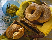Sesamkringel in zwei Brotkörbchen; Peperoni in Schale