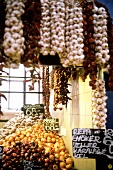 Knoblauch und Zwiebeln auf einem Marktstand in Budapest