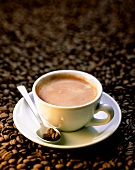 Eine Tasse Kaffee auf Kaffeebohnen
