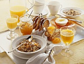 Gesundes Frühstück mit Müsli, Toast, Marmelade, Orangensaft
