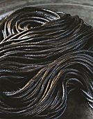 Schwarze Spaghetti, gefärbt mit Tintenfischtinte