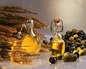 Stillleben mit Weizenkeimöl und Olivenöl; Ähren, Oliven