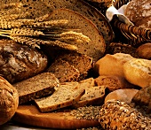 Stillleben mit verschiedenen Brotsorten und Ähren