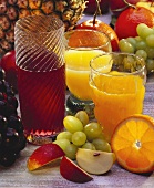 Traubensaft, Orangensaft, Ananassaft und frische Früchte