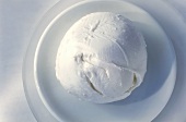 Mozzarella auf weißem Teller