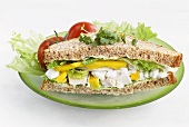 Vollkornbrot-Sandwich mit Hüttenkäse, Hähnchen und Salat