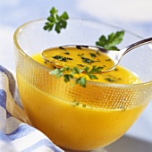 Cremige Kürbissuppe mit frischer Petersilie