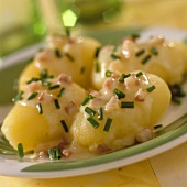 Potatoes with bechamel sauce and chives