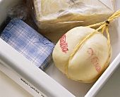 Käse aufbewahren im Gemüsefach eines Kühlschranks