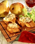 Crostini mit Birne und Gorgonzola auf Schneidebrett