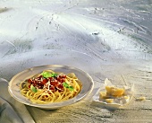 Spaghetti with tomatoes, fresh basil and parmesan