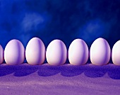 weiße Eier in einer Reihe