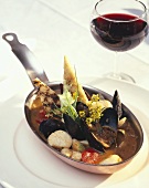 Mussel ragout with tomato sauce, toast and red wine