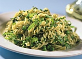 Green pasta salad with peas and rocket