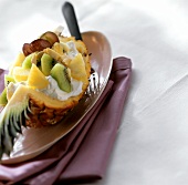 Kiwi-Ananas-Salat mit Trauben und Quark im Ananasviertel