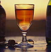 Ein Glas Kir (Weißwein mit Cassis) vor Sonnenuntergang