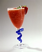 Erdbeer-Daiquiri in einem Glas mit Plastikschlange