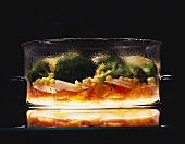 Gekochtes Gemüse in einem Glaskochtopf