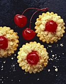 Crumble biscuits with cherries