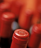 Rote Flaschenhälse von Bordeauxflaschen