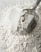 Wheat flour and rye flour (in small scoop)