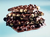 Schokoladenstücke mit Haselnüssen