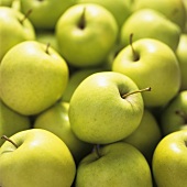 Grüne Äpfel der Sorte Golden Delicious (bildfüllend)