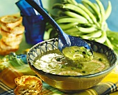 Erbsensuppe mit Garnelen und geröstetem Weißbrot