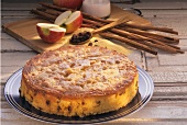 Maisgriess-Apfel-Kuchen auf Teller vor Zutaten
