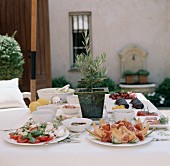 Italienisches Vorspeisenbuffet im Freien