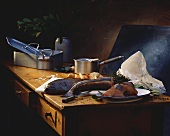 Frischer Heilbutt auf Holztisch; Kochtöpfe; Gemüse; Kräuter