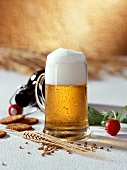 Helles Bier im Glaskrug; Radieschen; Cracker; Ähre