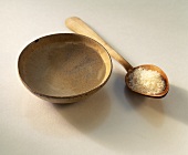 Agar-agar on spoon and as jelly in bowl