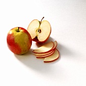 Ganzer und halber Apfel sowie Apfelscheiben