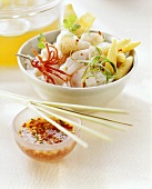 Fischfondue nach Thai-Art mit Reis und Chilisauce; Brühe
