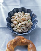 weiße Bohnen-Salat im blauen Schälchen; Brot