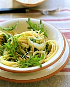 Linguine con pesto alla rucola (Ribbon pasta with rocket pesto)