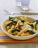 Penne alla romana (Penne with spinach, bacon and garlic)